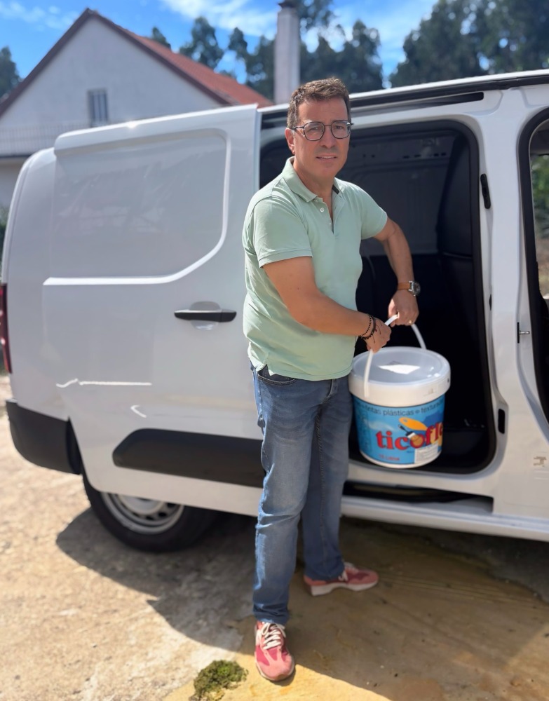 Anselmo Matos, fundador da Matlu, junto às tintas CIN e Novatex na loja em Fátima